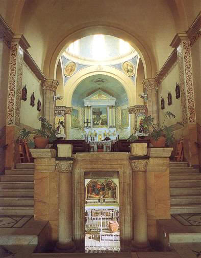 Входът на францисканската църква в Кана Галилейска с крипката под нея. Снимка: ascensiontomball.com
