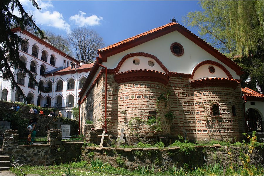 Dragalevski-manastir-Vitosha-Sofia-Bulgaria-alter-and-cemetery