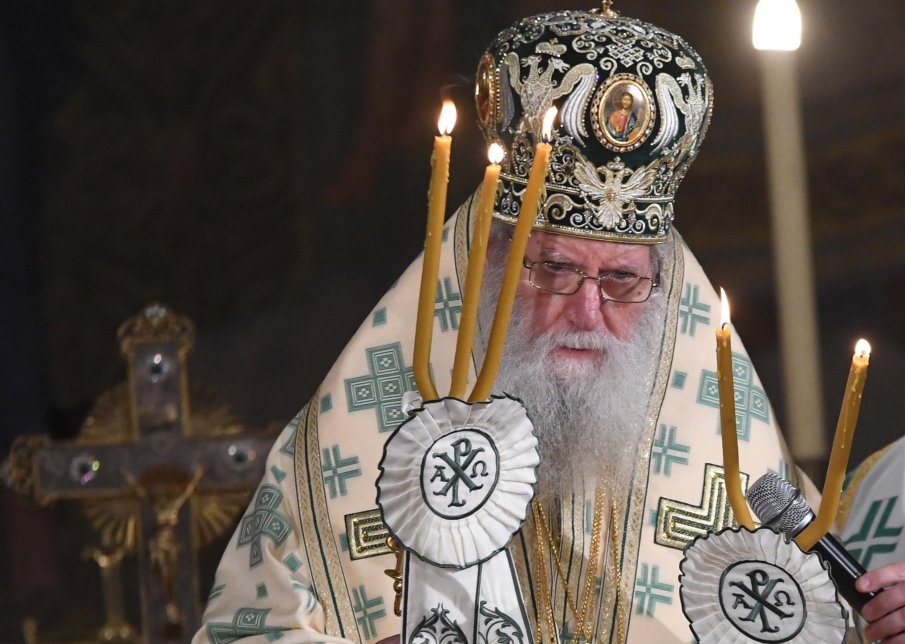 His-Holiness-Patriarch-Neofitos-with-Dikiri-and-Thrikiri-blessing-the-people