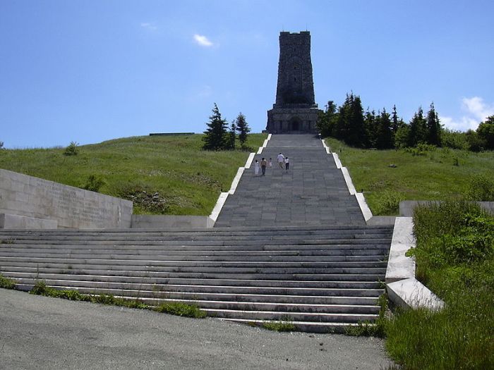 Shipka_890-steps-down-the-peak-liberation-monumentum