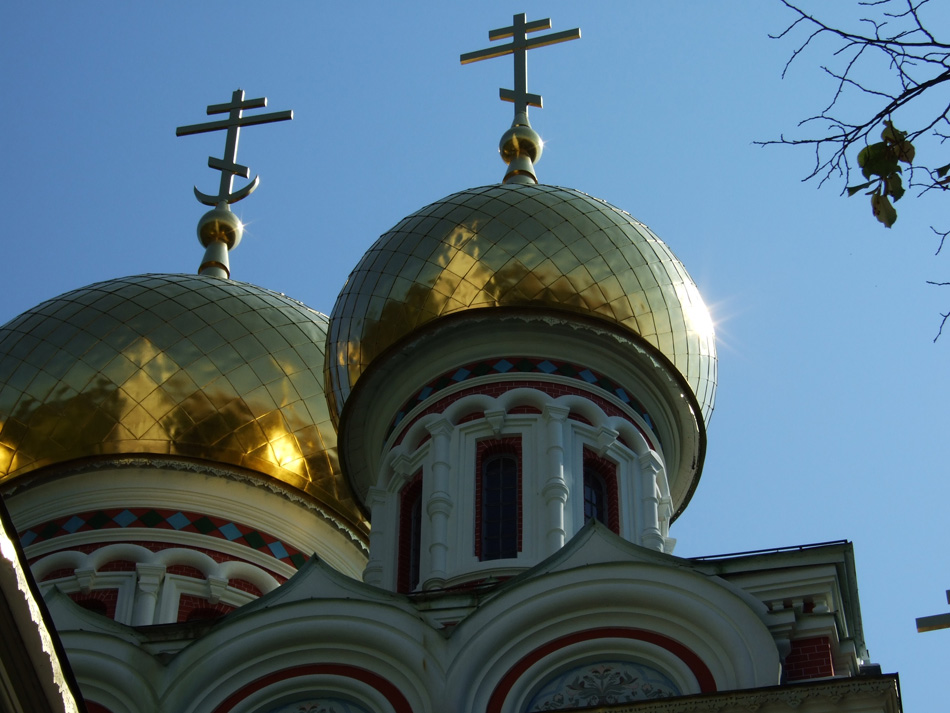 Shipka Memorial Church Nativity of Christ Bulgaria, Cross triumphal over Muslim half moon crest